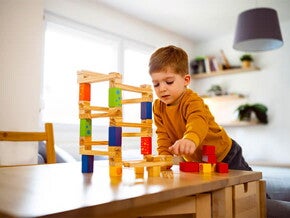 Conoce el rol de la Esfingomielina en el desarrollo cognitivo niño jugando con juguetes interactivos en casa