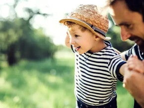 Consejos para estimular el desarrollo motor Padre y niño pequeño jugando, desarrollando habilidades motoras gruesas