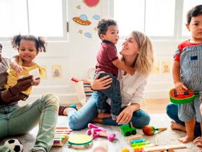 Padres jugando con los niños