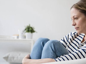 Como lidiar con la culpa parental madre sentada pensando sobre su hijo