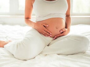 Mamá tocando el vientre.