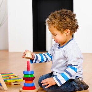 Niño jugando con juguetes interactivos