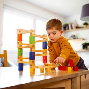 niño jugando con juguetes interactivos en casa
