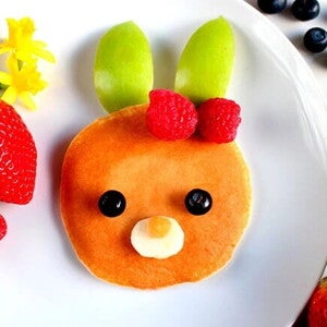 Plato de frutas combinadas formando la imagen de un conejo