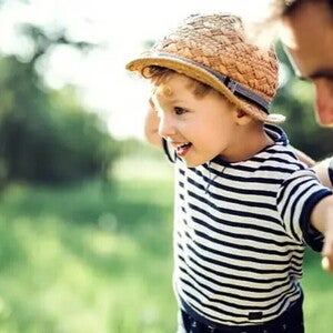 Consejos para estimular el desarrollo motor Padre y niño pequeño jugando, desarrollando habilidades motoras gruesas