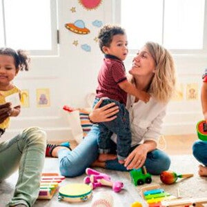 Estilos de aprendizaje Padres jugando con los niños