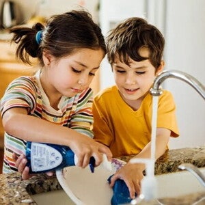 Fomentar la responsabilidad en los niños Niño y niña lavando los platos