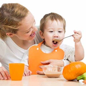 imagen bebe comiendo papilla