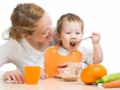 imagen bebe comiendo papilla
