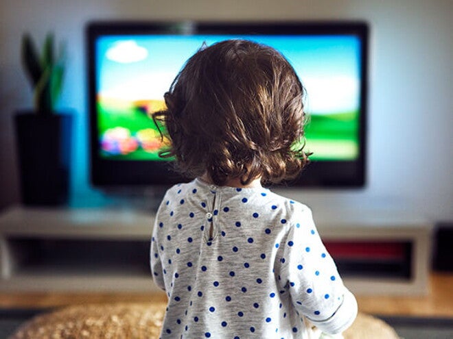 Efectos de las pantallas en niños niño viendo dibujos animados en la tv
