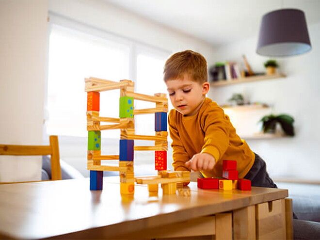Conoce el rol de la Esfingomielina en el desarrollo cognitivo niño jugando con juguetes interactivos en casa