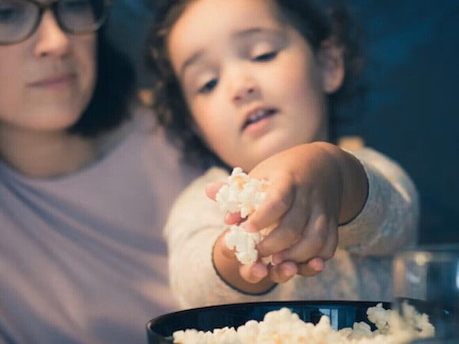 Niña pequeña comiendo un snack.