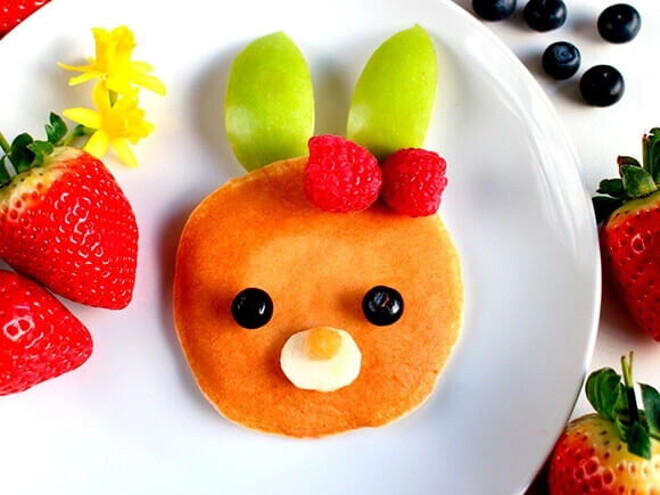 Estrategias efectivas para que tus hijos amen las frutas Plato de frutas combinadas formando la imagen de un conejo