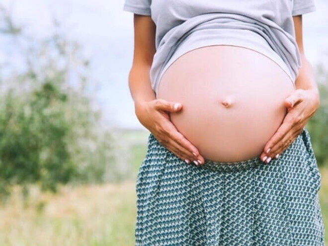 Mujer en embarazo, mostrando su vientre Mujer en embarazo, mostrando su vientre