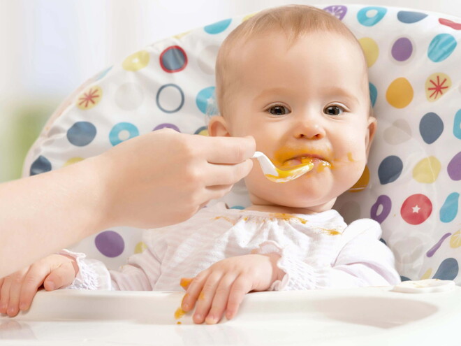 Te mostramos sugrencias que ayudarán a mejorar sus ganas de comer. Mamá intentando dar papilla a su bebé