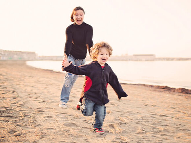 10 consejos para proteger a tu hijo en la playa. 10 consejos para proteger a tu hijo en la playa.