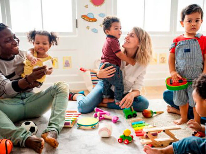 Estilos de aprendizaje Padres jugando con los niños