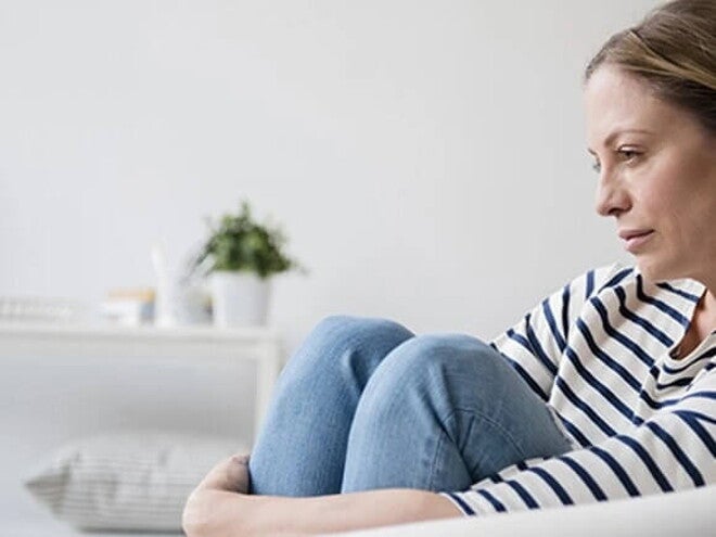 Como lidiar con la culpa parental madre sentada pensando sobre su hijo