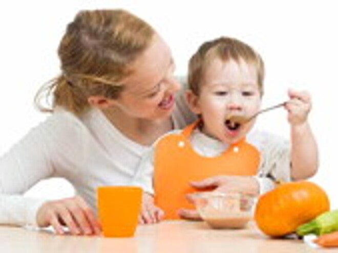 Importancia del ambiente a la hora de la alimentación Bebé comiendo papilla