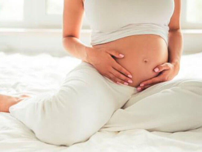 Conoce qué es el líquido amniótico y su función. Mamá tocando el vientre.