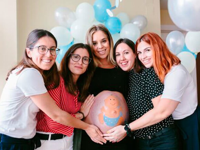 Regalos para embarazadas Celebración mujer embarazada y amigas
