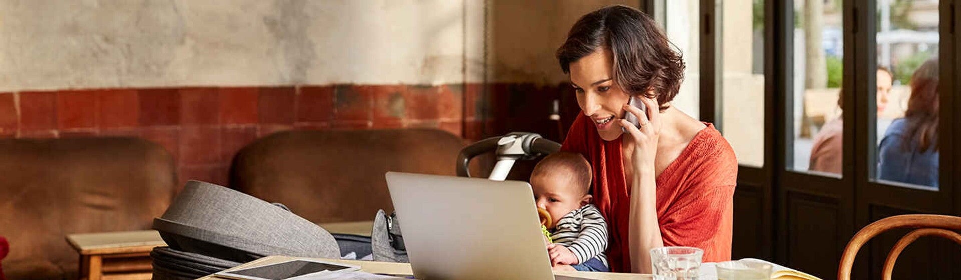 Mamá navegando en la web con su bebé