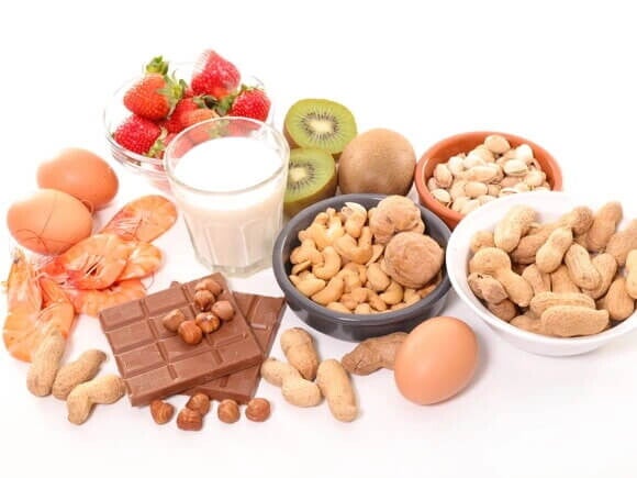 Comidas alergénicas para niños mesa con alimentos variados alergénicos para niños
