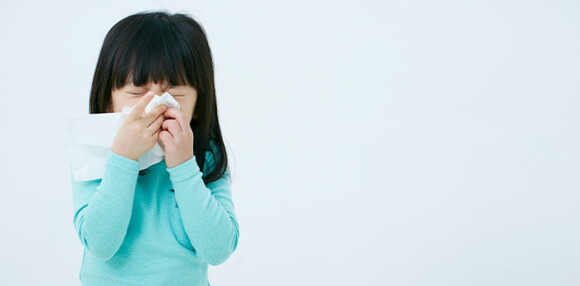Descongestiona la nariz de una niña para el desarrollo de su sistema respiratorio y se sienta cómodo. Niña con un pañuelo listo para descongestionar la nariz.