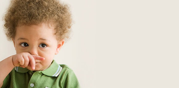 Cambios de temperatura y la contaminación son causas de la congestión nasal del niño. Un niño con la nariz congestionada.