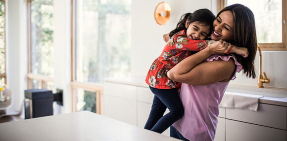 Diferentes estilos de crianza para educar a mi hijo. Mamá alzando a su hija.