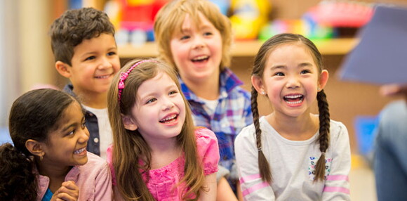 Importancia de los estilos de aprendizaje Unos niños aprendiendo mientras escuchan.