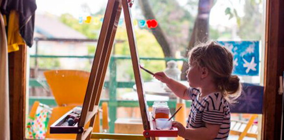 Importancia de los Estilos de aprendizaje Niña pintando en un lienzo