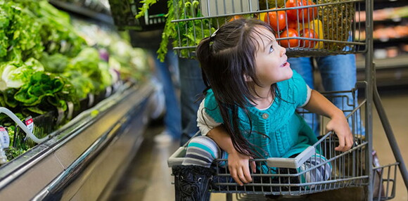 Conoce qué frutas contienen los probióticos saludables. Familia en el mercado comprando probióticos saludables.