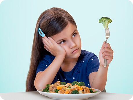 Niña comiendo vegetales Niña comiendo vegetales