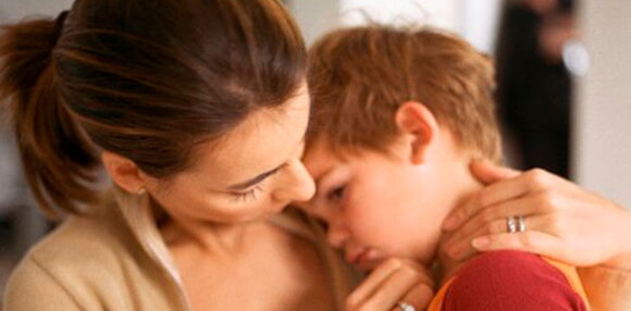 Importancia de los estilos de crianza para educar a mi hijo. Mamá consolando a su hijo que está triste.