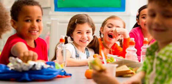 Conoce la importancia de los probióticos saludables para la flora intestinal. Niños comiendo en la mesa los probióticos saludables.
