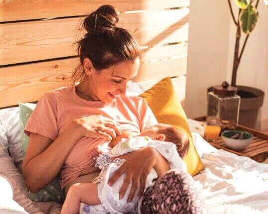Madre amamantando su hijo Madre amamantando su hijo