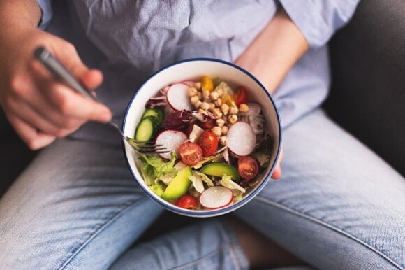 Mujer comiendo vegetales Mujer comiendo vegetales