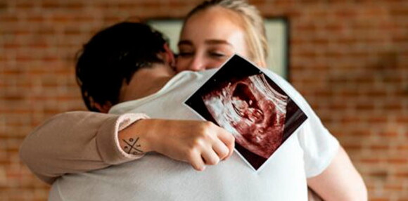 Los niños arcoíris son la oportunidad de ser padres nuevamente. Pareja abrazados celebrando que tendrán un niño arcoíris
