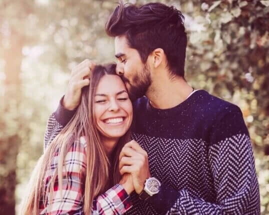 Pareja feliz agarrados de la mano Pareja feliz agarrados de la mano
