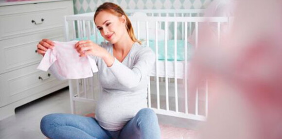 Se llama niño arcoíris al que llega luego de una pérdida anterior. Mamá mirando la ropa de su niña arcoíris.