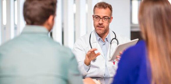 Tratamiento de la preeclampsia Médico informa sobre la preeclampsia