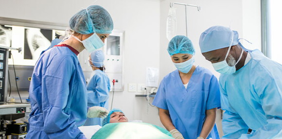 Los médicos son fundamentales para la tranquilidad de la mamá en la inducción del parto. Doctores listos para el proceso del parto inducido.
