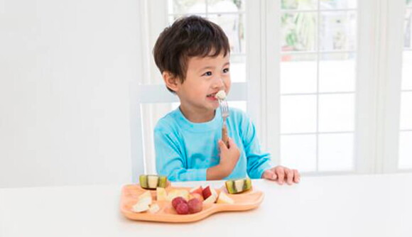 Conoce que son los probióticos saludables. Niño contento consumiendo probióticos saludables.
