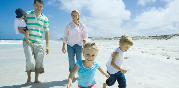 Sigue estos consejos y disfruta con tus hijos en la playa. Sigue estos consejos y disfruta con tus hijos en la playa.